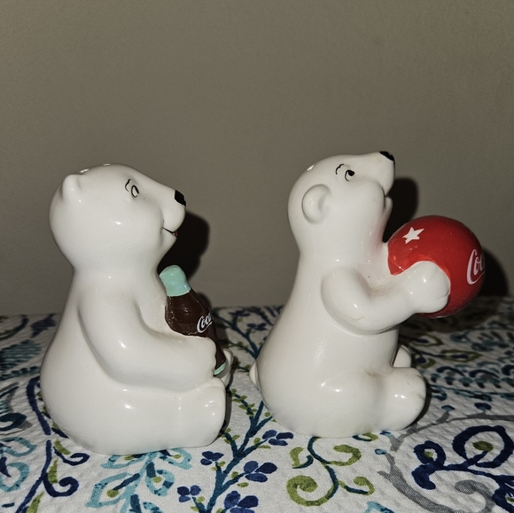 Coca cola bears salt and pepper shakers - Picture 3 of 9